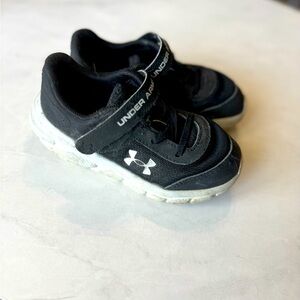 Under armour tennis shoes boy size 9c
